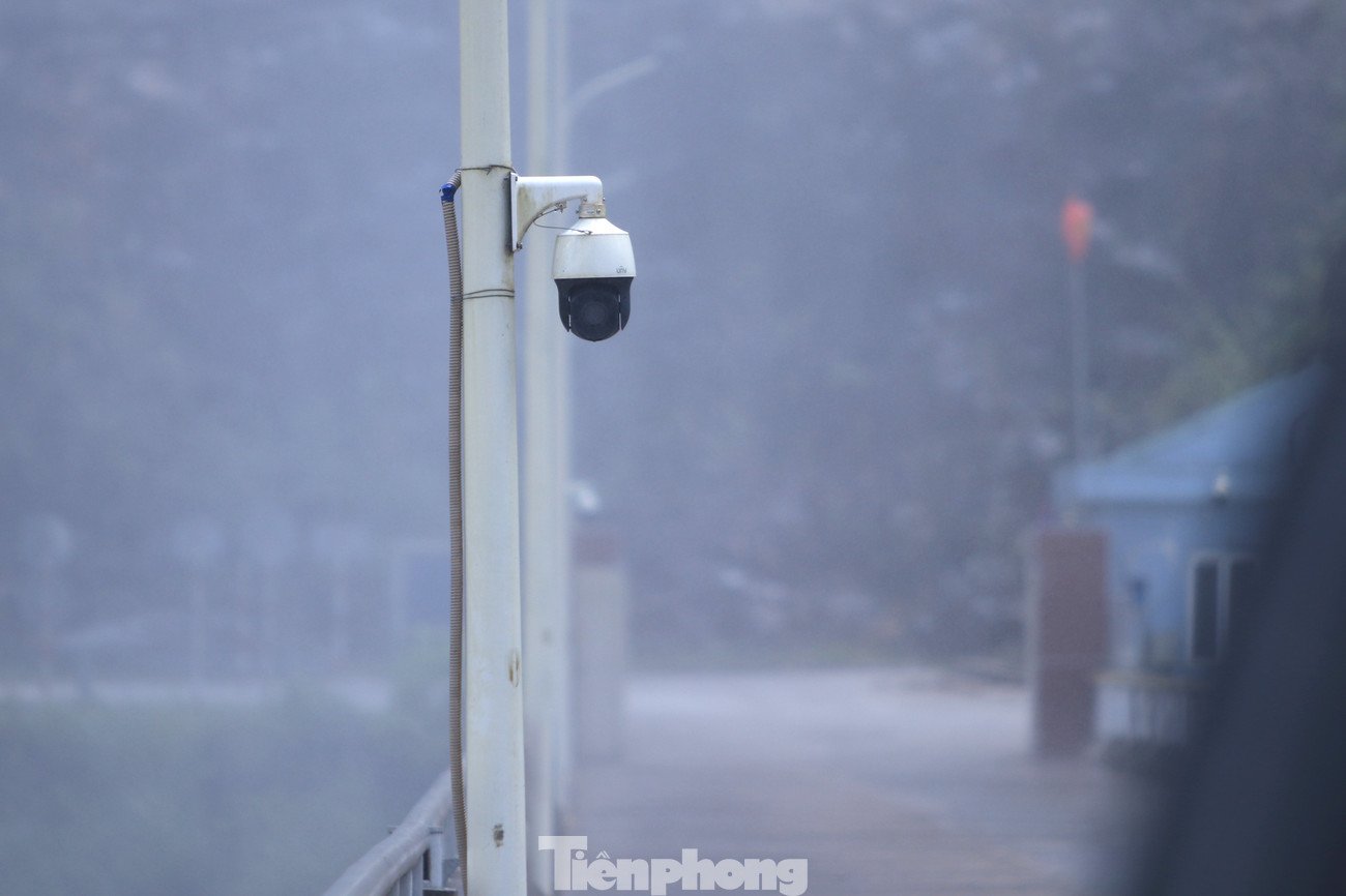 Thủy điện lớn nhất Bắc miền Trung xả lũ: Flycam ghi cảnh nước trắng xóa cuồn cuộn về xuôi - 13