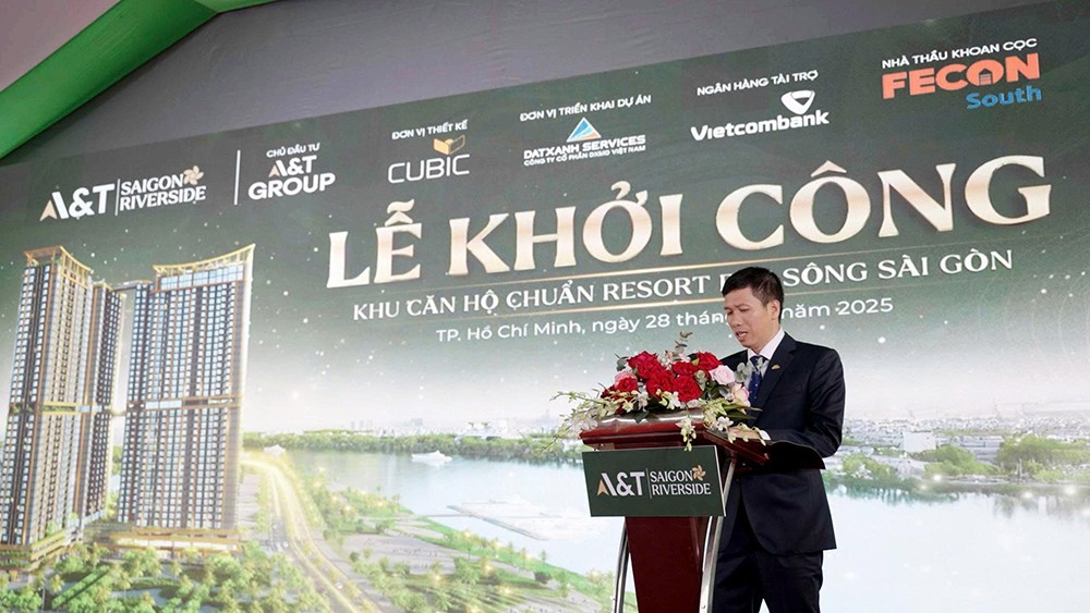 Nguyễn Văn Trường - Tổng Giám đốc Công ty cổ phần đầu tư phát triển đô thị A&amp;T Thuận An nhấn mạnh: “A&amp;T Saigon Riverside chính là hiện thực hóa của niềm tin – nơi hội tụ giữa chất sống nghỉ dưỡng và tiện ích đô thị hiện đại.”
