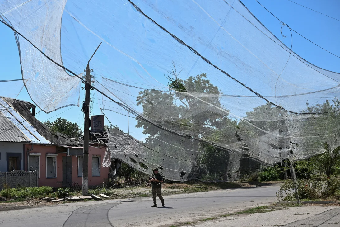 Binh sĩ Ukraine giăng lưới ở nhiều nơi tại tiền tuyến nhằm đối phó UAV Nga. Ảnh: CNN.