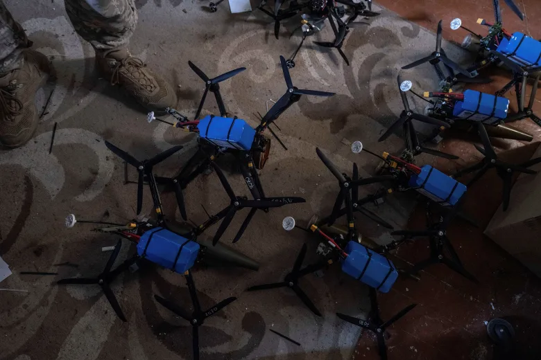 Binh sĩ Ukraine hiện chủ yếu ngăn chặn các đợt tiến công của Nga bằng UAV FPV. Ảnh: Reuters.&nbsp;