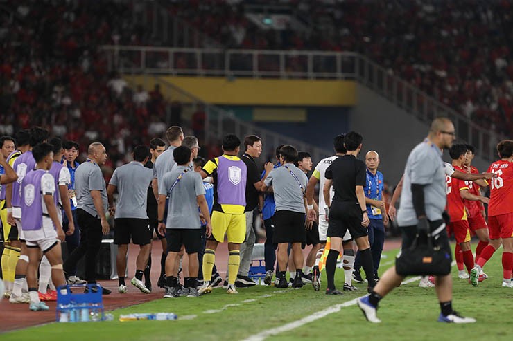 Máu lửa U23 Việt Nam va chạm U23 Indonesia, Đình Bắc bị tấn công - 9