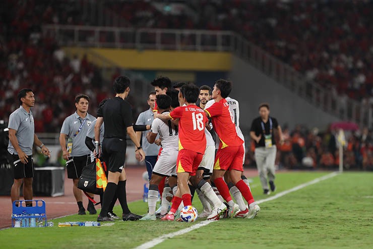 Máu lửa U23 Việt Nam va chạm U23 Indonesia, Đình Bắc bị tấn công - 8