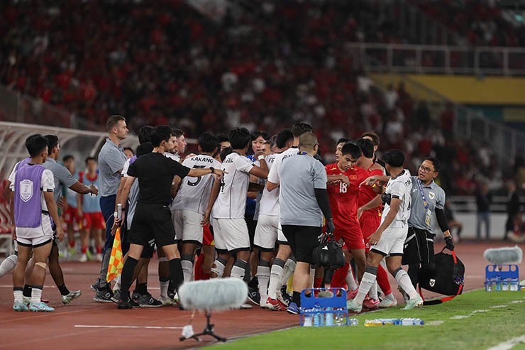 Máu lửa U23 Việt Nam va chạm U23 Indonesia, Đình Bắc bị tấn công - 6