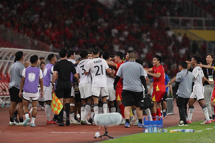 Máu lửa U23 Việt Nam va chạm U23 Indonesia, Đình Bắc bị tấn công - 5