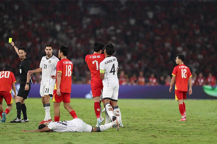 Máu lửa U23 Việt Nam va chạm U23 Indonesia, Đình Bắc bị tấn công - 4