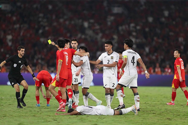 Máu lửa U23 Việt Nam va chạm U23 Indonesia, Đình Bắc bị tấn công - 3
