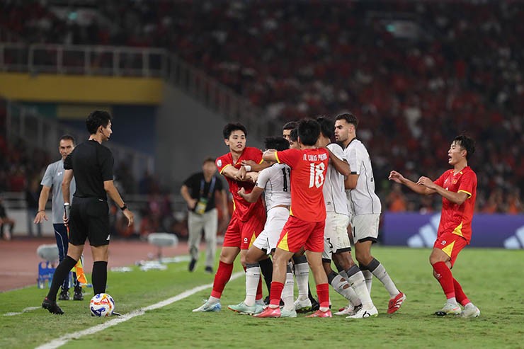 Máu lửa U23 Việt Nam va chạm U23 Indonesia, Đình Bắc bị tấn công - 2