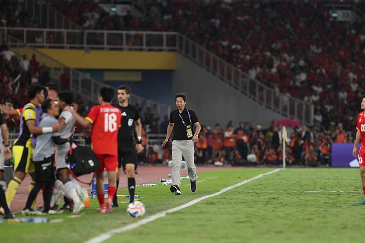 Máu lửa U23 Việt Nam va chạm U23 Indonesia, Đình Bắc bị tấn công - 14