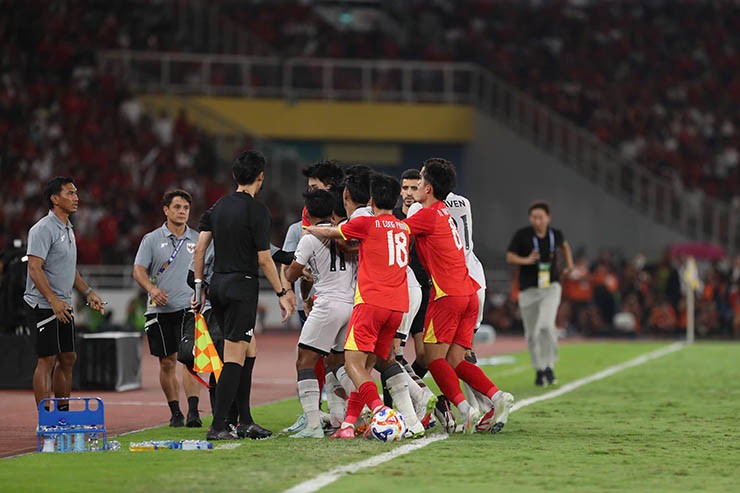 Máu lửa U23 Việt Nam va chạm U23 Indonesia, Đình Bắc bị tấn công - 13