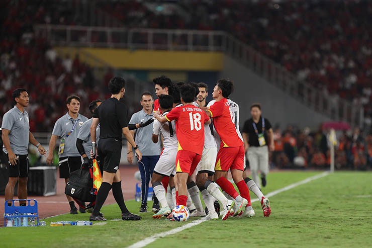 Máu lửa U23 Việt Nam va chạm U23 Indonesia, Đình Bắc bị tấn công - 12