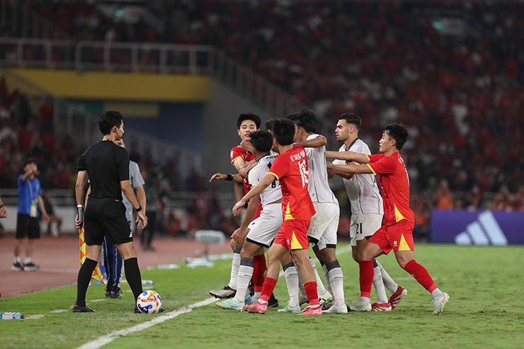 Máu lửa U23 Việt Nam va chạm U23 Indonesia, Đình Bắc bị tấn công - 11