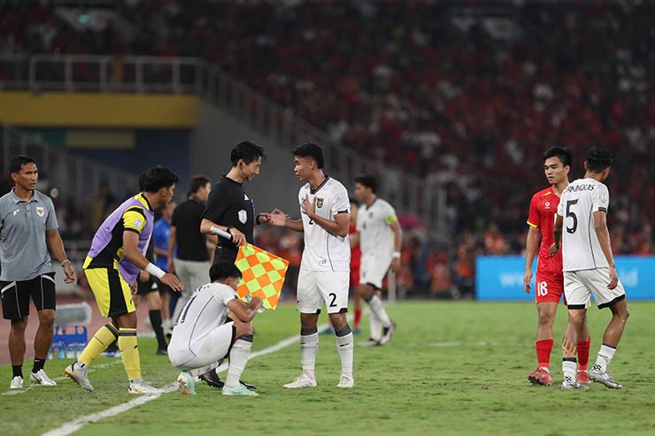 Máu lửa U23 Việt Nam va chạm U23 Indonesia, Đình Bắc bị tấn công - 10