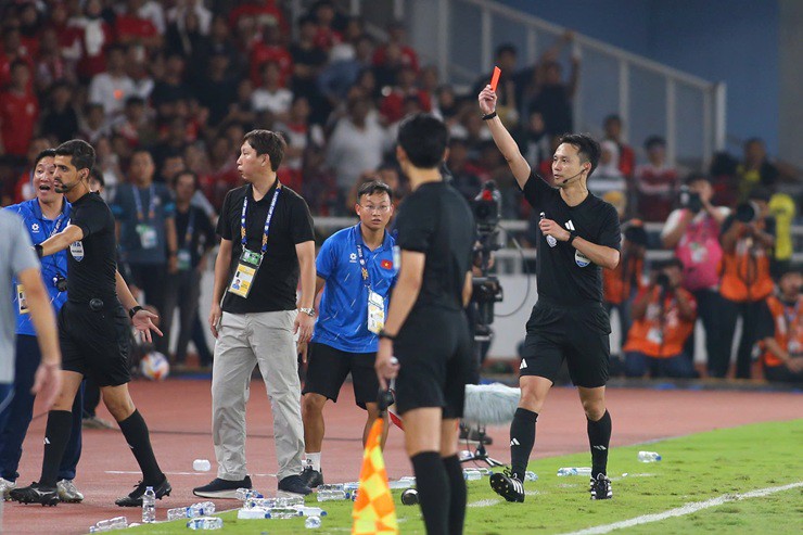 Trọng tài rút thẻ đỏ đối với 1 thành viên trong ban huấn luyện U23 Indonesia