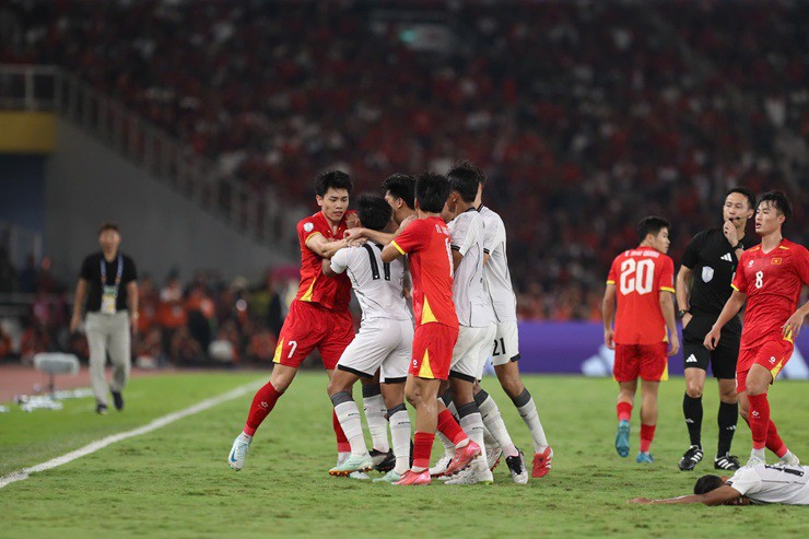 Tình huống Đình Bắc xô xát với cầu thủ bên phía U23 Indonesia