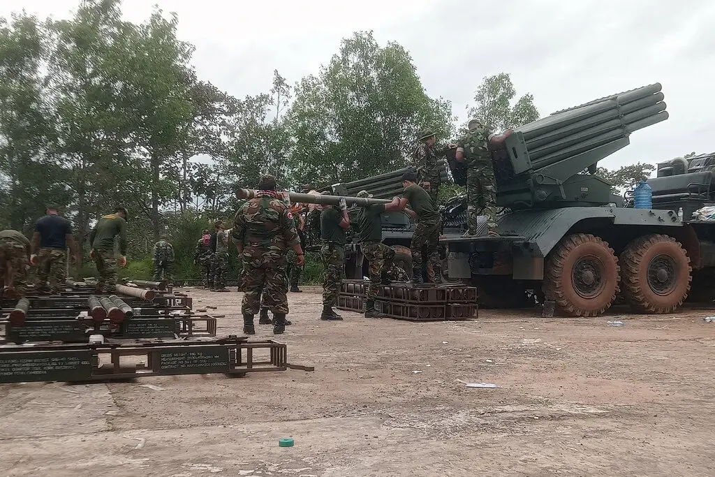 Binh sĩ Campuchia nạp đạn cho hệ thống rocket phóng loạt trong những ngày giao tranh với Thái Lan. Ảnh: AFP.