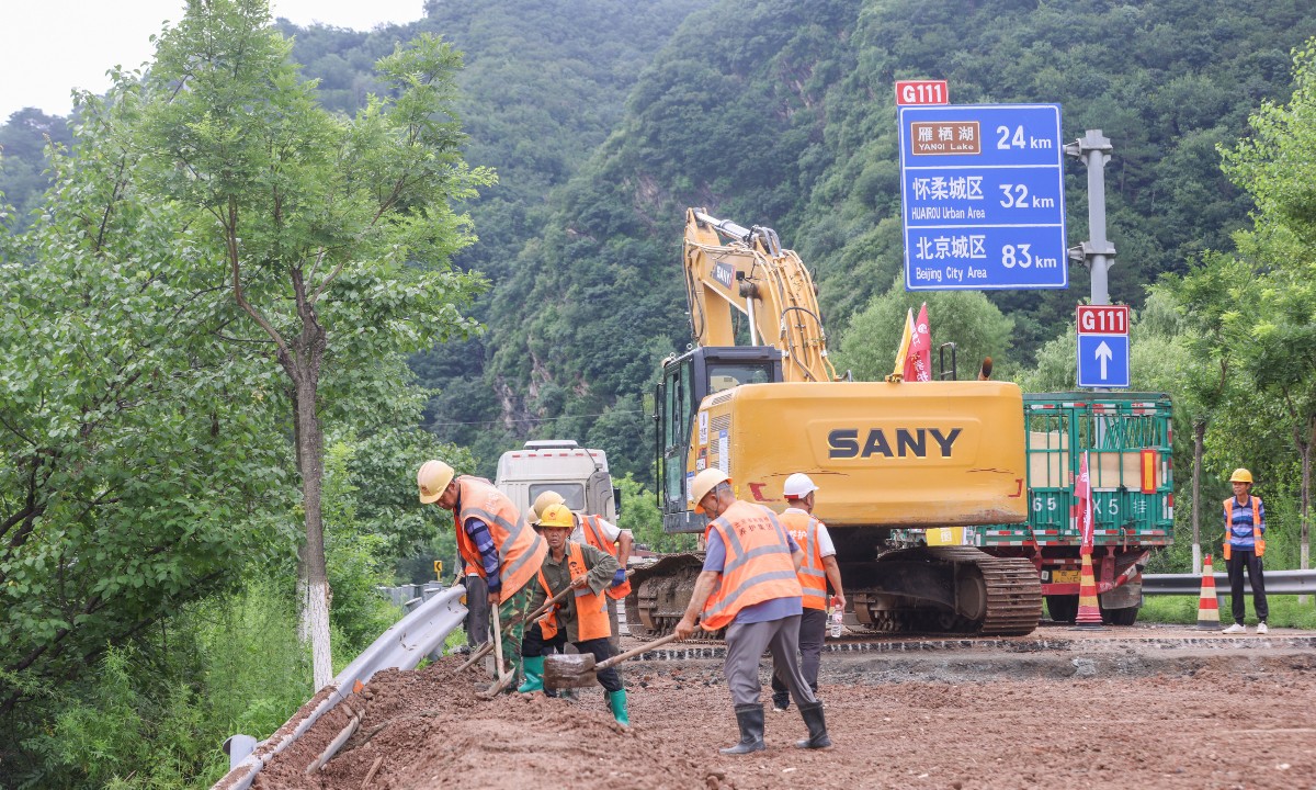 Một đoạn đường cao tốc bị hư hại do mưa lớn gây ngập lụt ở Bắc Kinh vào ngày 28/7/2025. Ảnh: VCG.