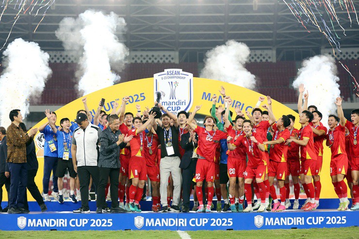 HLV Kim Sang Sik cùng các học trò nâng cao chức vô địch U23 Đông Nam Á 2025.
