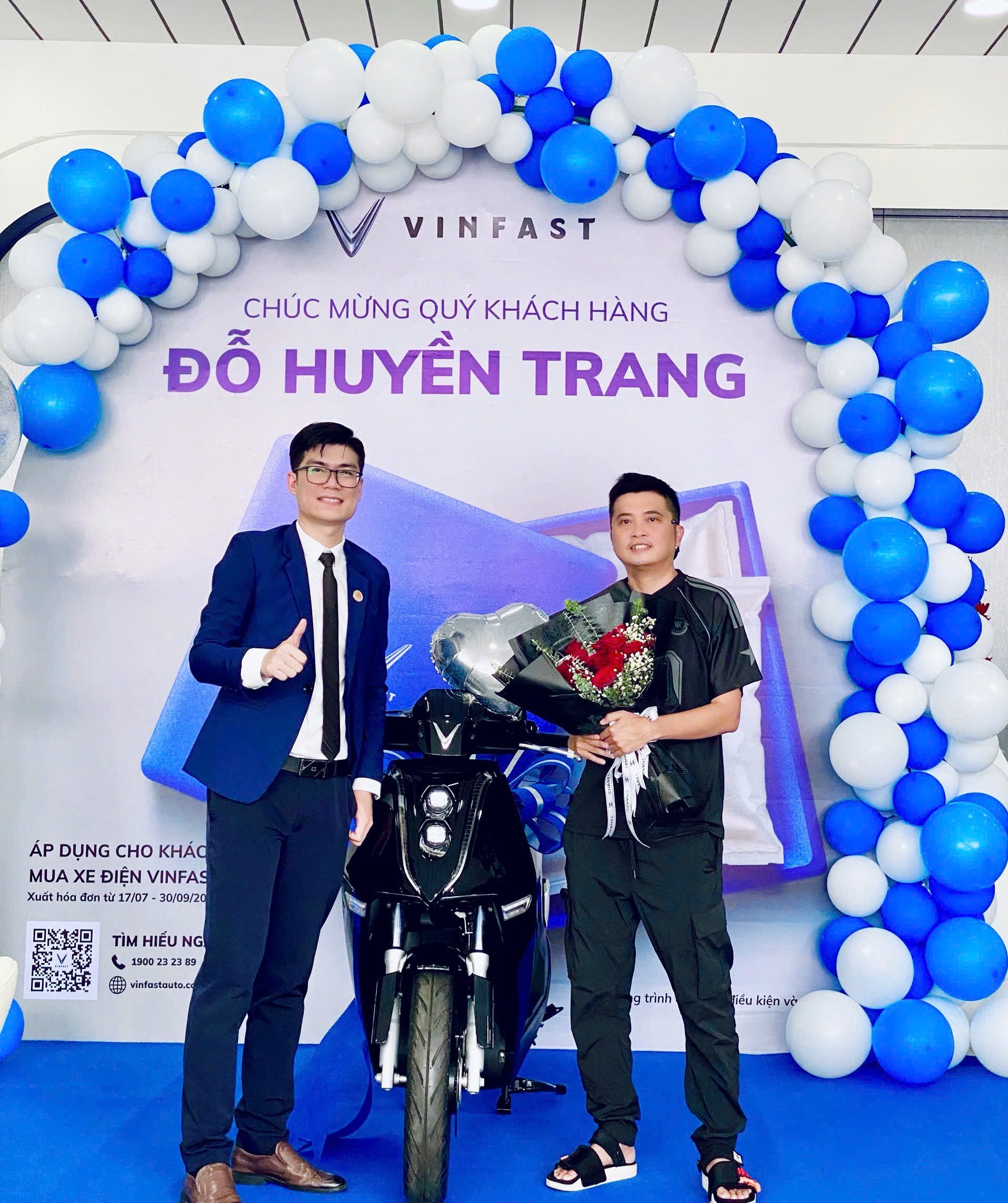 Anh Lê Hữu Duy (Cà Mau) nhận chiếc Theon S “đính kèm” khi mua VF 3.