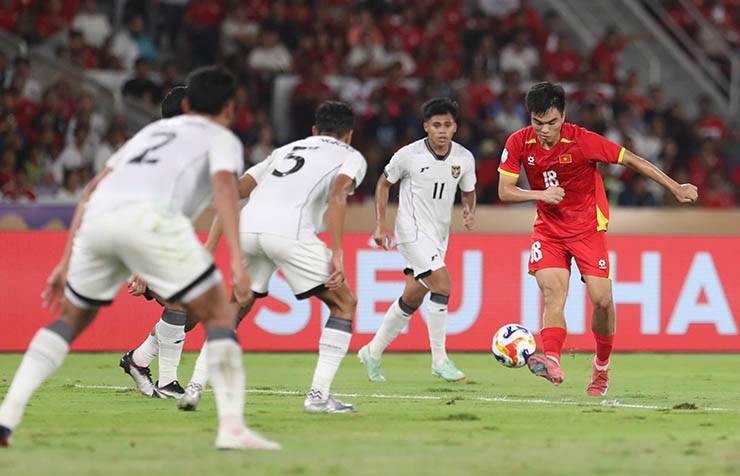 Họp báo U23 Việt Nam sau chung kết: Thầy Kim giải thích vụ xếp chai nước "chơi chiêu" U23 Indonesia - 4