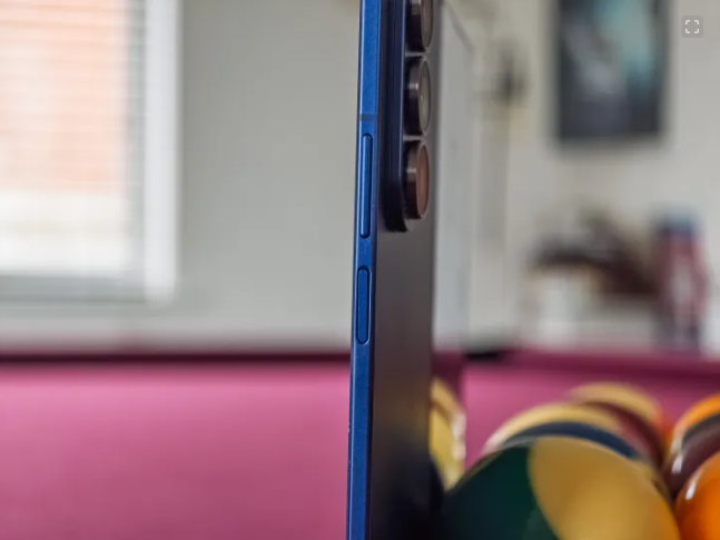 Galaxy Z Fold 7 dễ sử dụng bằng 1 tay.