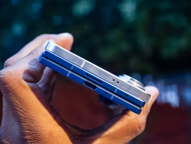 Galaxy Z Fold 7 (dưới) and Galaxy S25 Edge (trên).