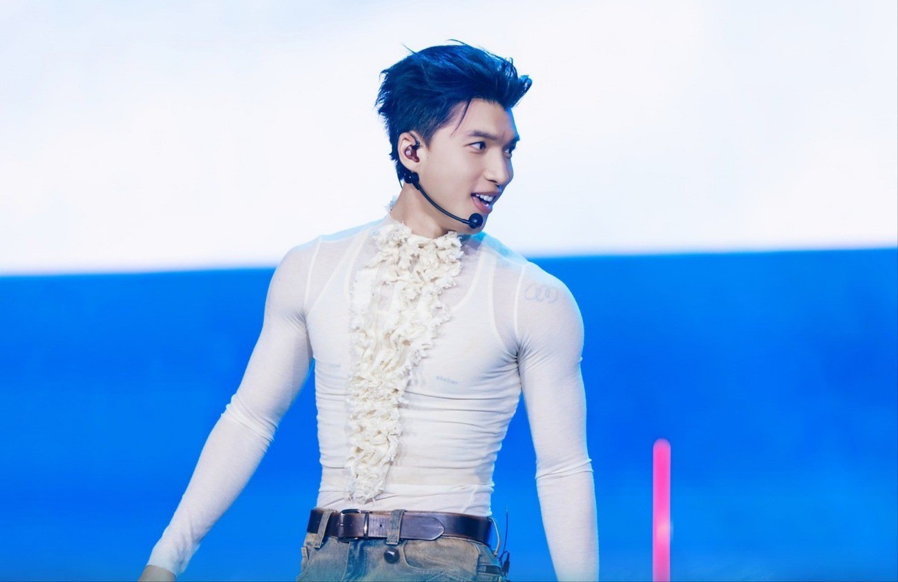 HIEUTHUHAI (áo trắng) trong màn trình diễn Love sand cùng JSOL, Vũ Thịnh, Ali Hoàng Dương.