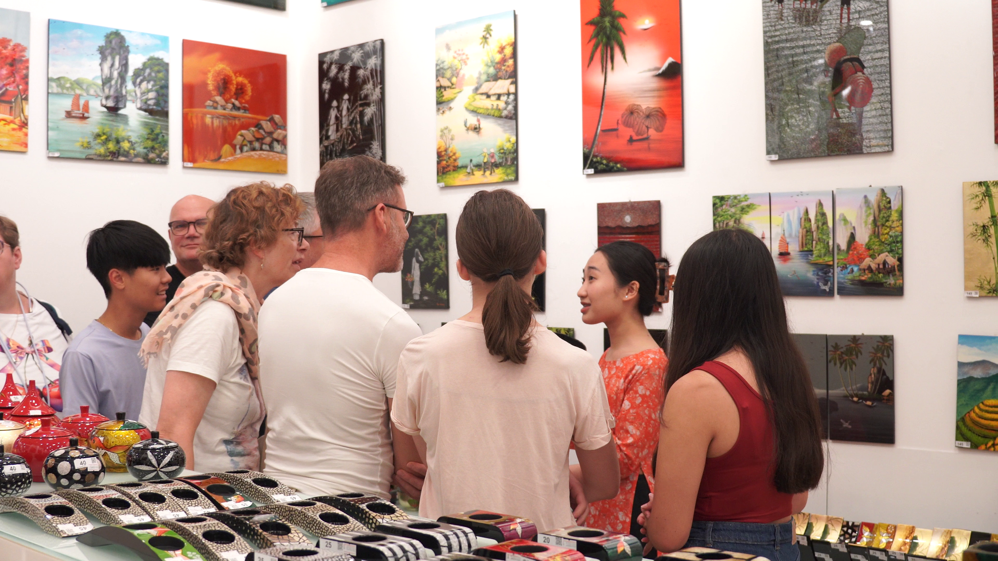 Khách hàng được đón tiếp và tư vấn tận tình tại showroom của Đông Phương Art.