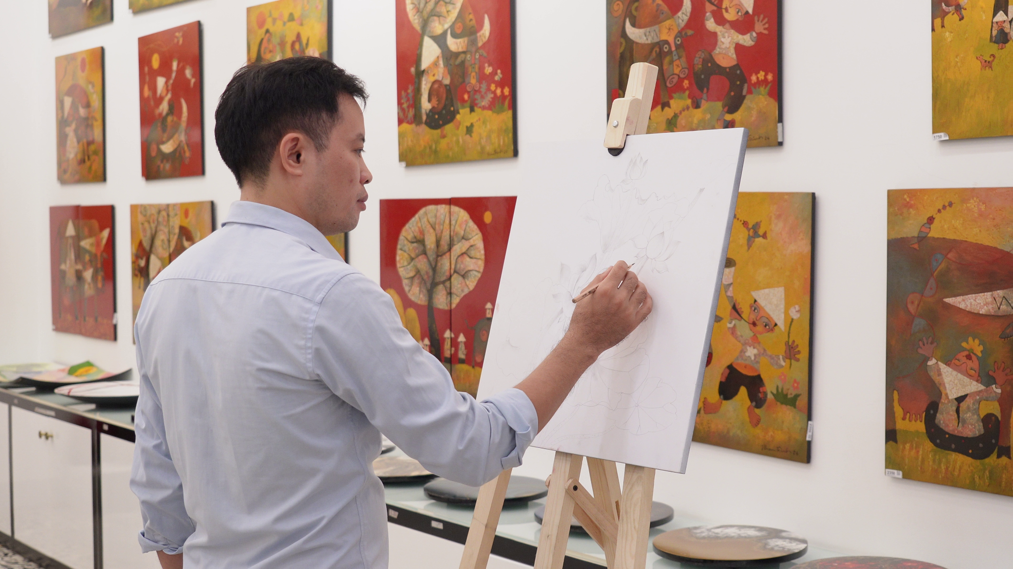 Họa sĩ Đông Phương Art chuyển hóa câu chuyện và cảm xúc của khách hàng thành những đường nét phác thảo sống động.