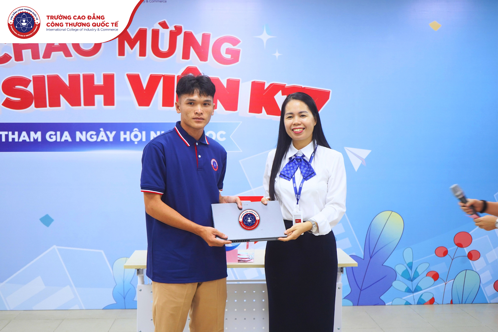 Trong ngày hội nhập học tại ICC, Bình may mắn trúng giải thưởng là một chiếc Laptop giá trị - món quà tiếp sức ước mơ.