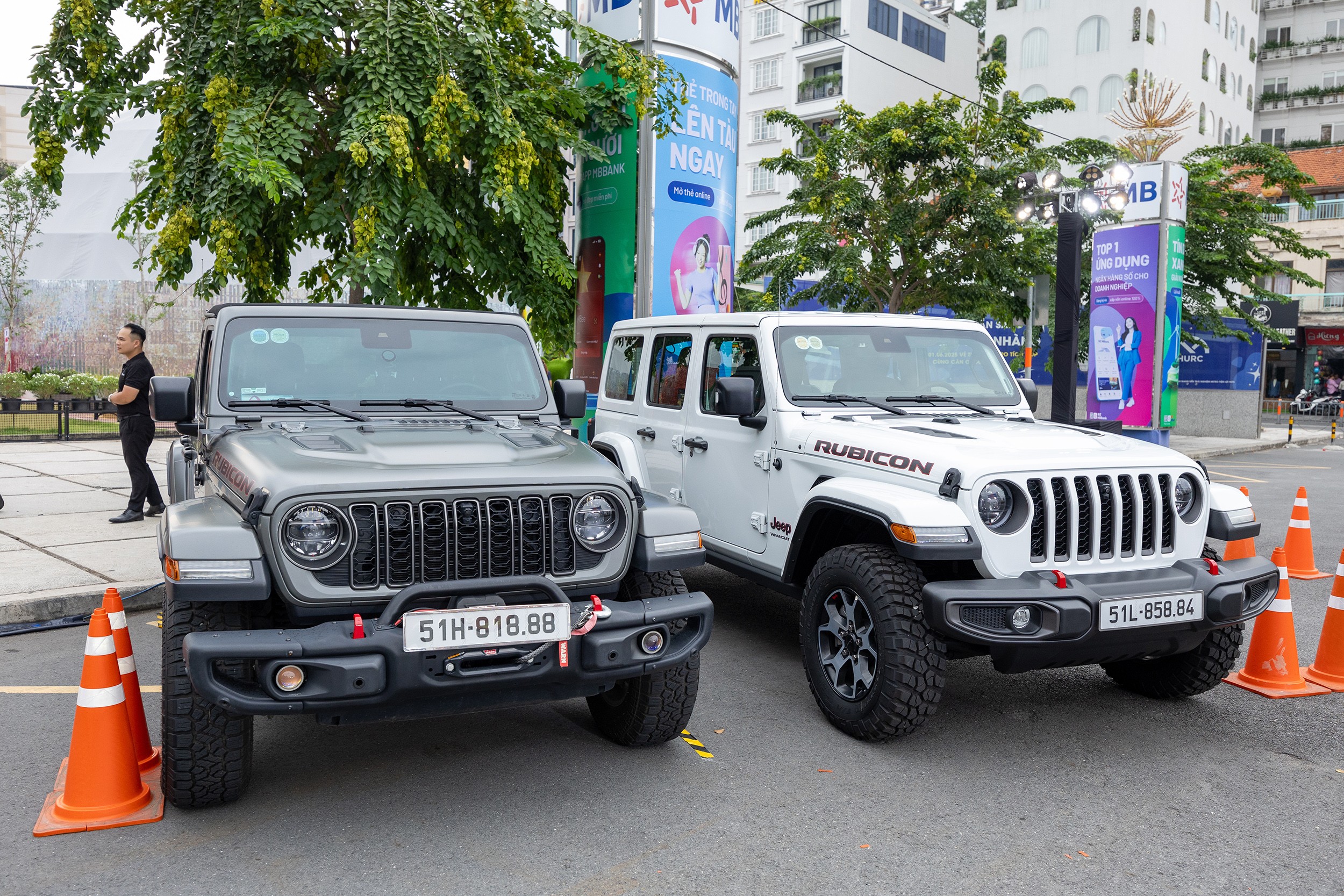 Loạt xe Jeep nâng cấp có mặt tại trung tâm TP.HCM thu hút người đi đường - 7