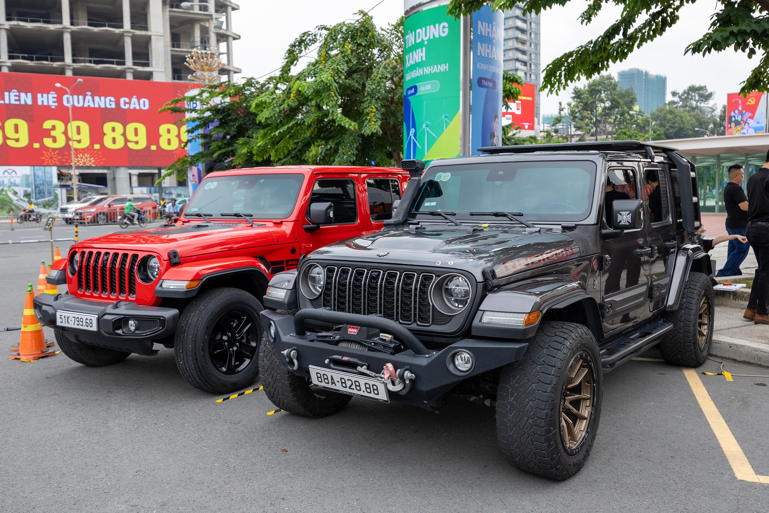 Loạt xe Jeep nâng cấp có mặt tại trung tâm TP.HCM thu hút người đi đường - 3