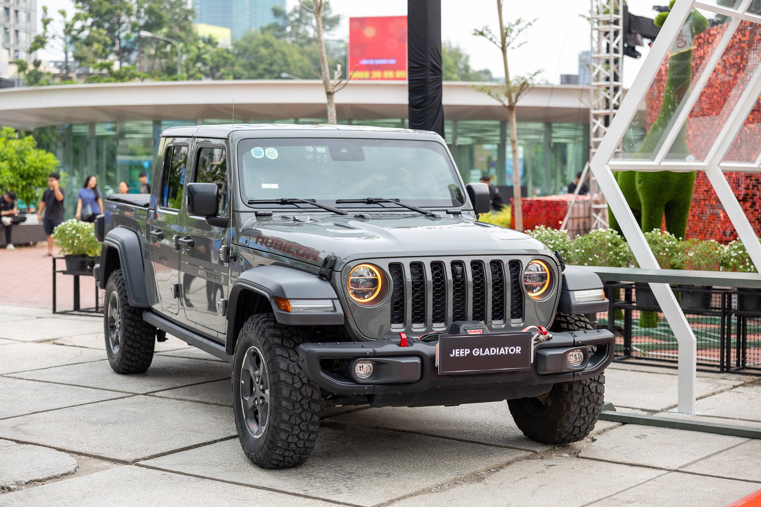 Loạt xe Jeep nâng cấp có mặt tại trung tâm TP.HCM thu hút người đi đường - 6