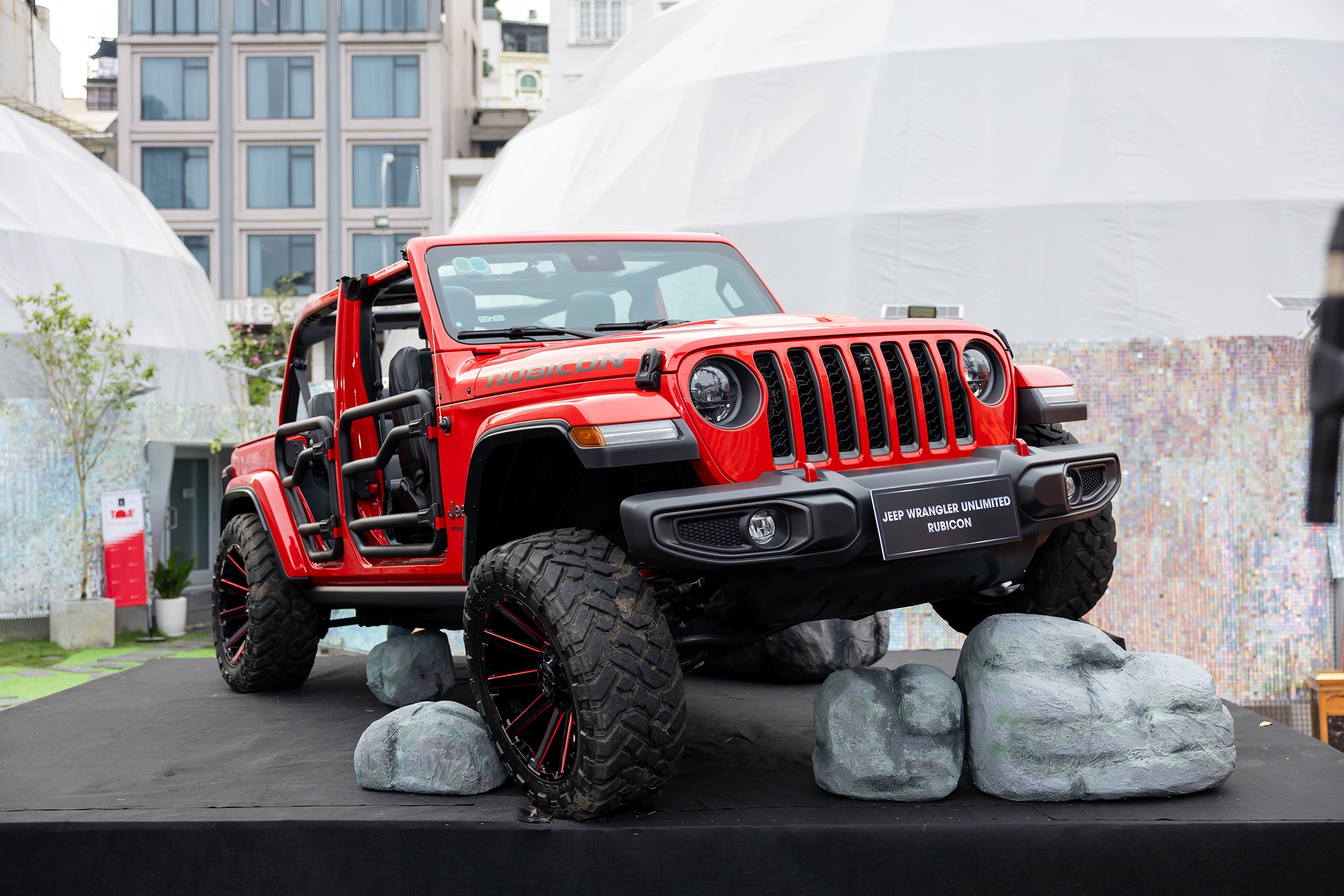 Loạt xe Jeep nâng cấp có mặt tại trung tâm TP.HCM thu hút người đi đường - 4