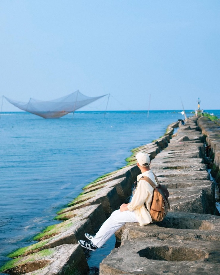 Bãi đá thấp thực chất là tuyến kè bê tông được xây dựng để chống xói lở, bảo vệ bờ biển. Những khối bê tông lớn hình lục giác được xếp chồng lên nhau kéo dài hơn 1 km ra phía biển, tạo nên một lối đi bằng phẳng, dễ di chuyển. Ảnh Blog của Rọt