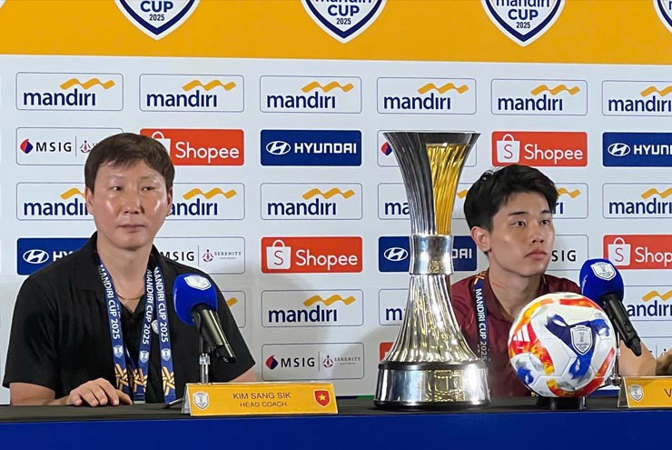 Họp báo U23 Việt Nam sau chung kết: Thầy Kim giải thích vụ xếp chai nước "chơi chiêu" U23 Indonesia - 1