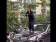 Nhảy múa trên nắp capo xe đang chạy, cô gái lĩnh hậu quả