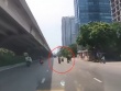 Clip: Chuyển làn như chỗ không người, xe máy khiến người đi đường ngã sõng soài