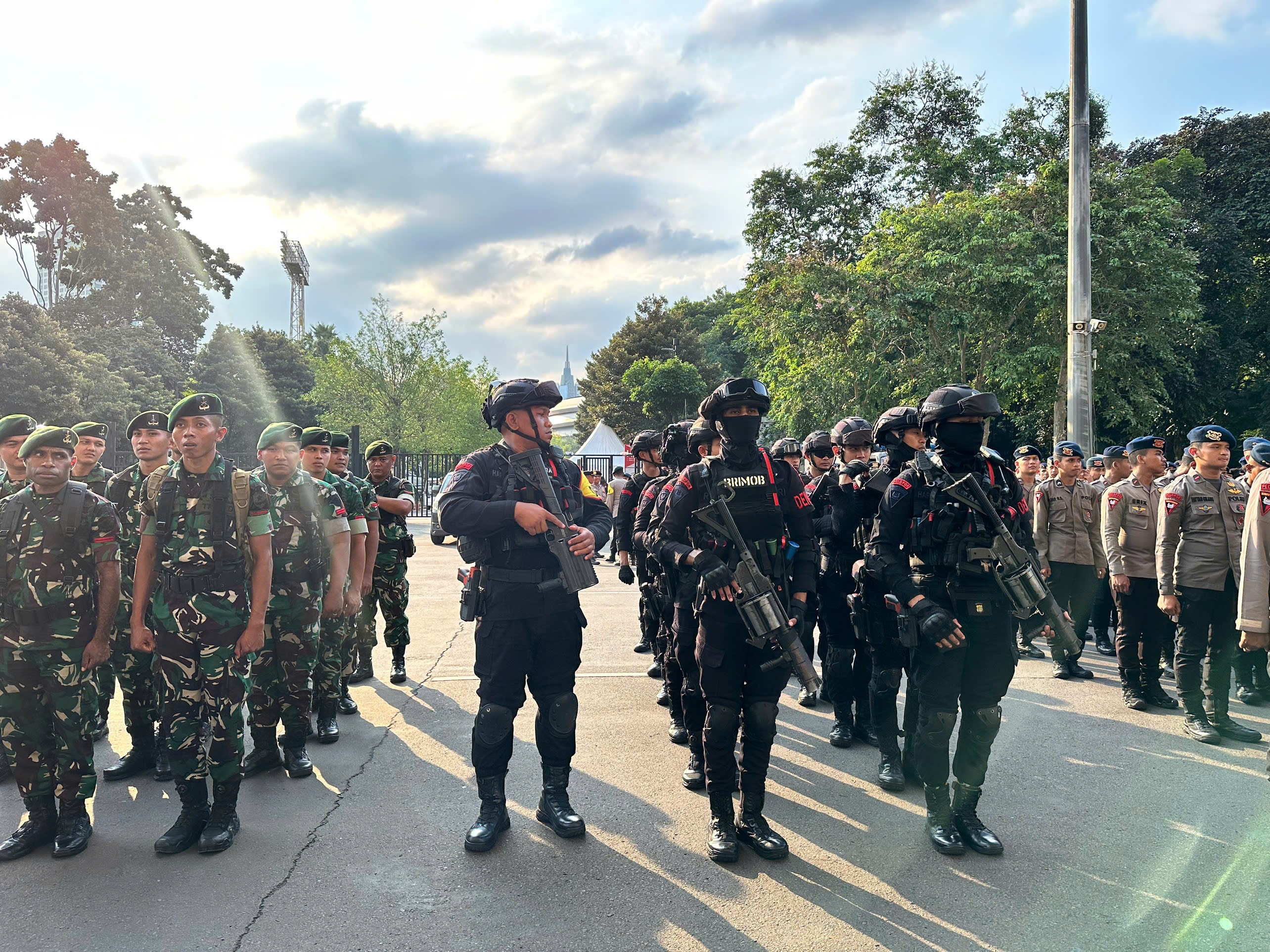 Các thành viên Brimob được trang bị vũ khí hạng nặng và đeo mặt nạ chống độc