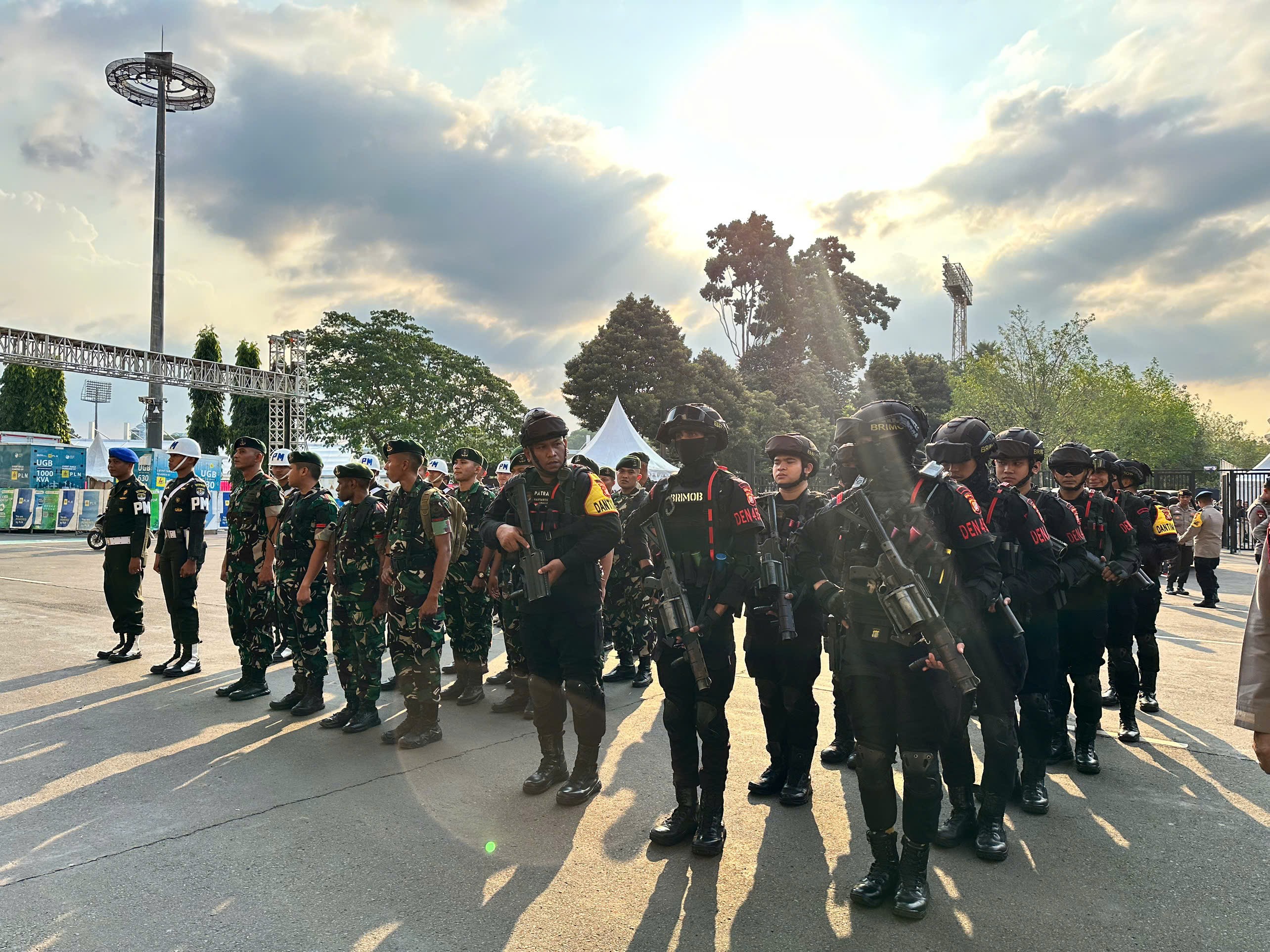 Đây là các thành viên của Lữ đoàn cơ động (Brimob) thuộc Cảnh sát quốc gia Indonesia, họ là lực lượng đặc nhiệm chuyên về chống khủng bố, giải cứu con tin và tháo bom