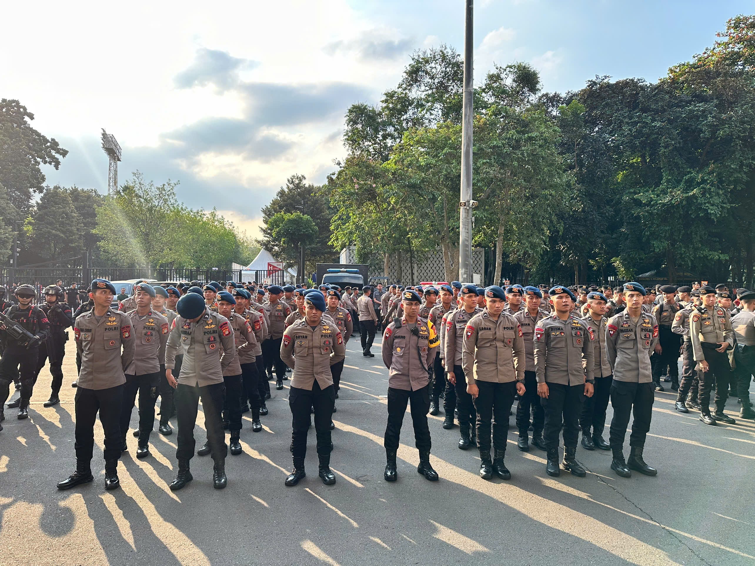Theo báo chí địa phương, gần 1.000 nhân viên công lực đã được bố trí xung quanh sân Bung Karno nhằm đảm bảo trật tự trên các tuyến đường tới sân