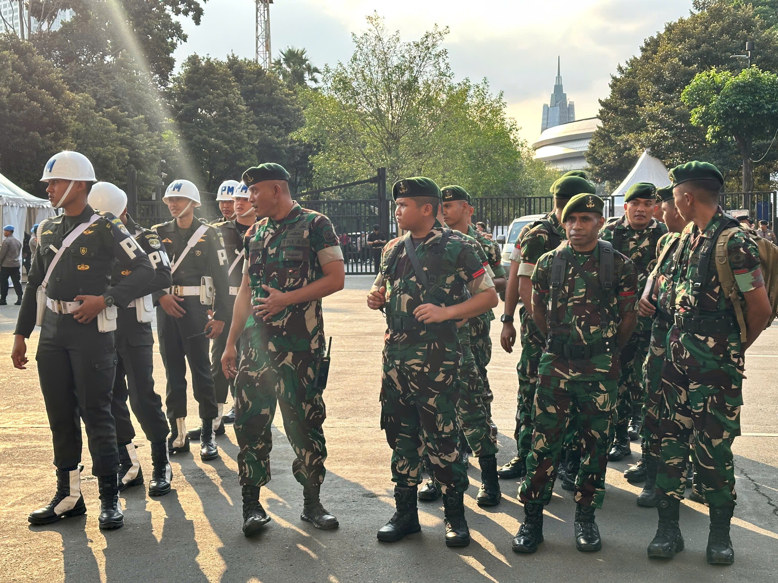 Lực lượng cảnh sát được điều động rất hùng hậu, bao gồm cảnh sát chống bạo động, đội chống khủng bố và cả lính cứu hỏa