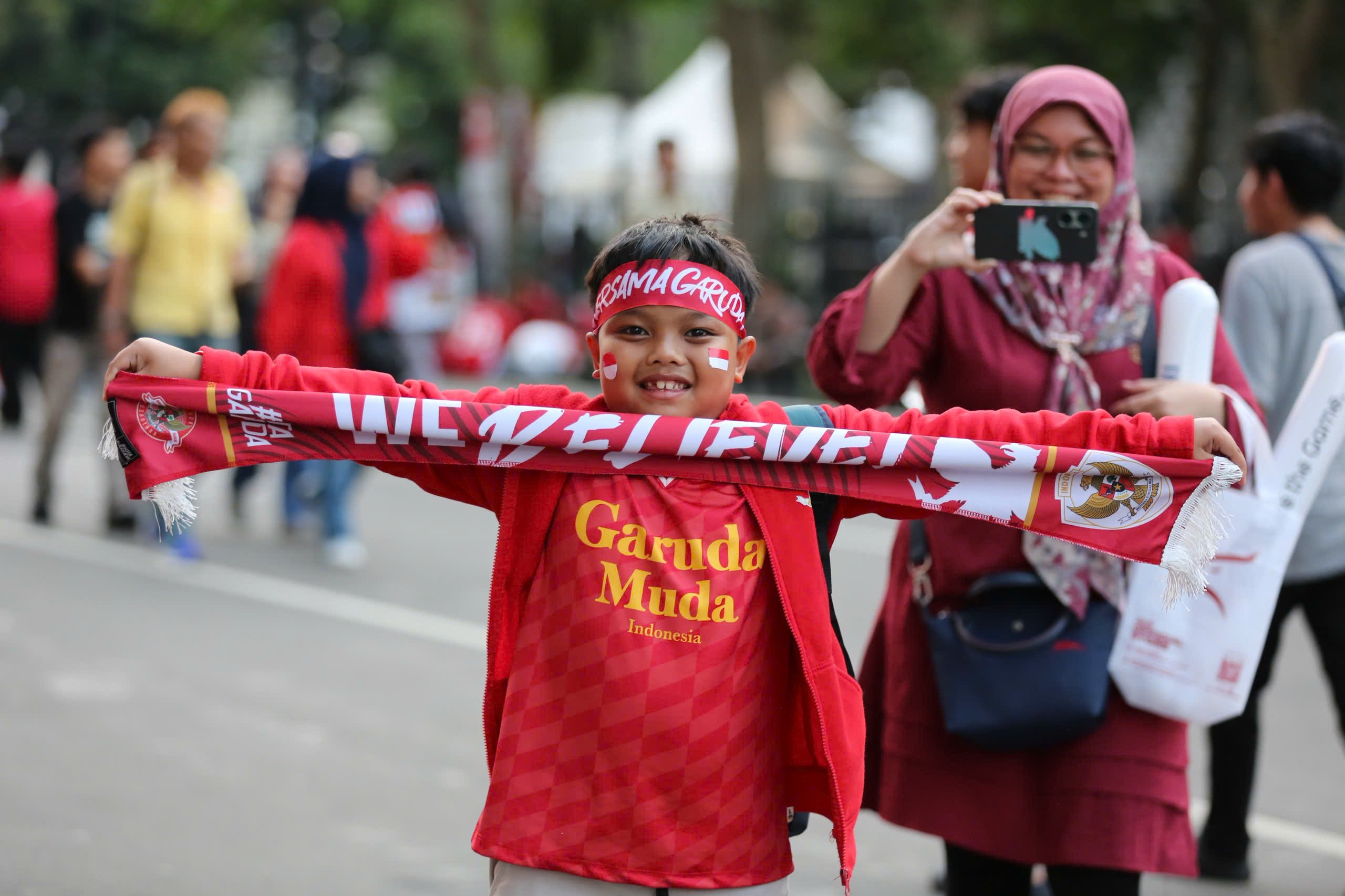 Các CĐV Indonesia kéo đến sân Bung Karno với biểu ngữ và nhiều vật dụng cổ động khác nhau