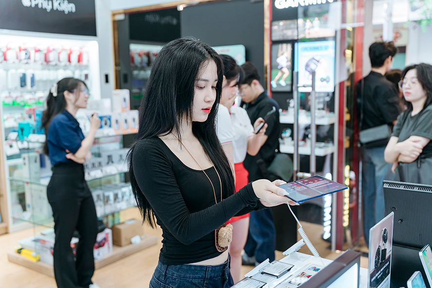 Hoa hậu Phương Linh review nhanh Galaxy Z Fold7 ngay lần đầu tiên trải nghiệm - 3