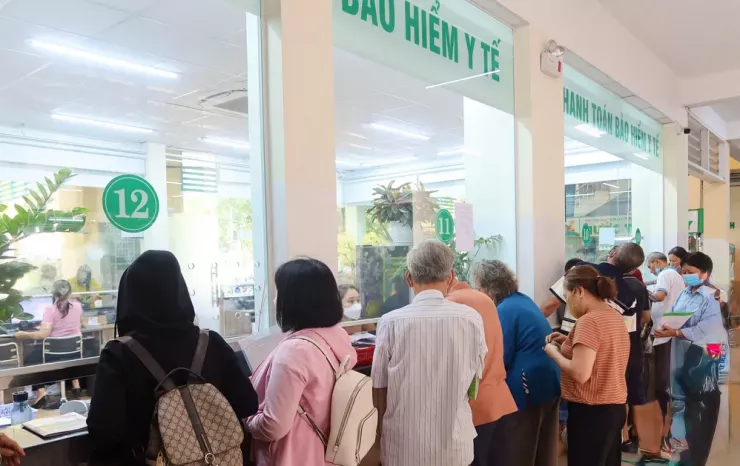 Người dân đi khám, chữa bệnh BHYT. Ảnh: TRẦN MINH