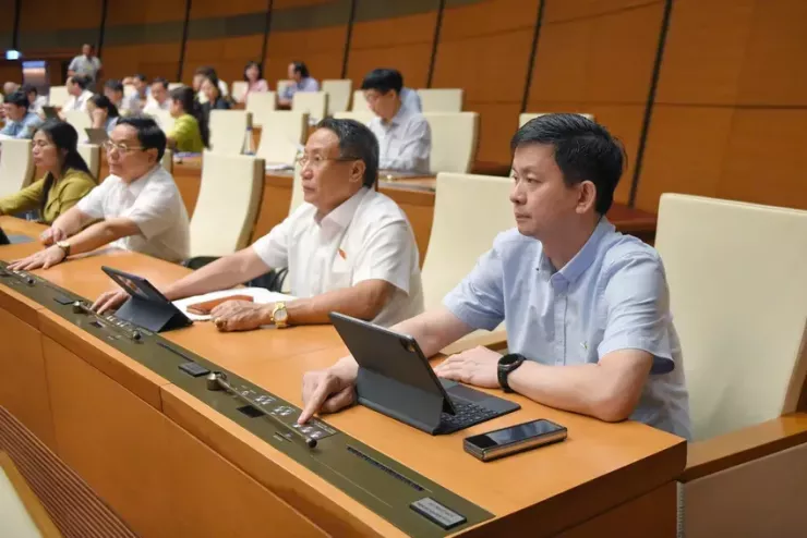 Các đại biểu bấm nút biểu quyết thông qua dự thảo Luật Quản lý và đầu tư vốn nhà nước tại doanh nghiệp, sáng 14-6-2025. Ảnh: QH