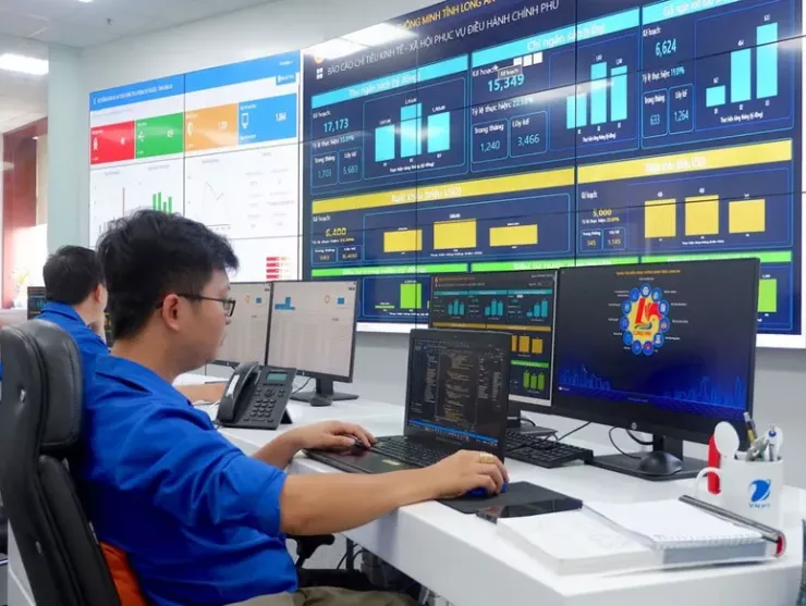 Người làm công tác chuyển đổi sổ sẽ được hỗ trợ 5 triệu đồng/tháng. Ảnh minh họa: VGP