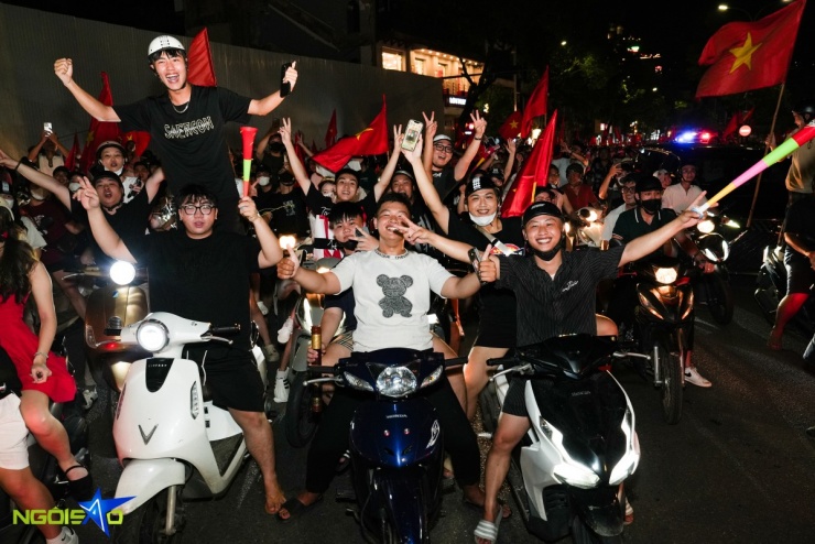 Dòng người &#39;đi bão&#39; mừng tuyển Việt Nam vô địch U23 Đông Nam Á - 3
