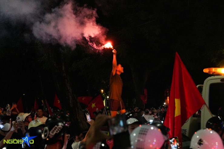 Dòng người &#39;đi bão&#39; mừng tuyển Việt Nam vô địch U23 Đông Nam Á - 5