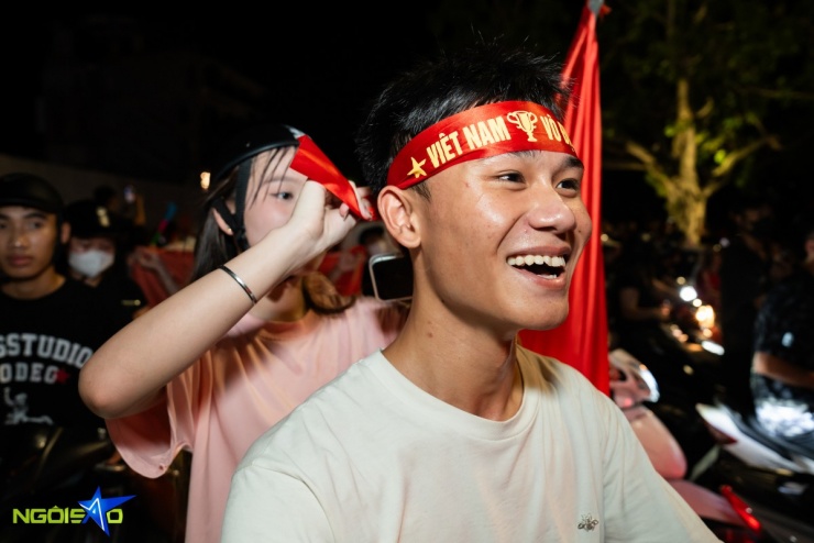 Dòng người &#39;đi bão&#39; mừng tuyển Việt Nam vô địch U23 Đông Nam Á - 10