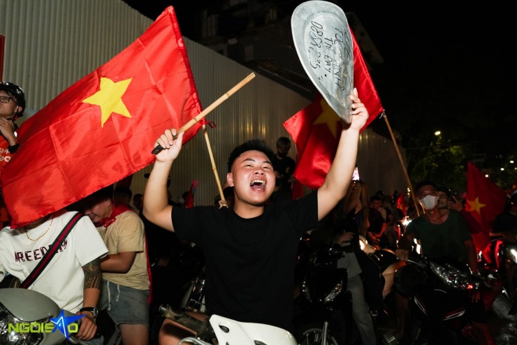 Dòng người &#39;đi bão&#39; mừng tuyển Việt Nam vô địch U23 Đông Nam Á - 9